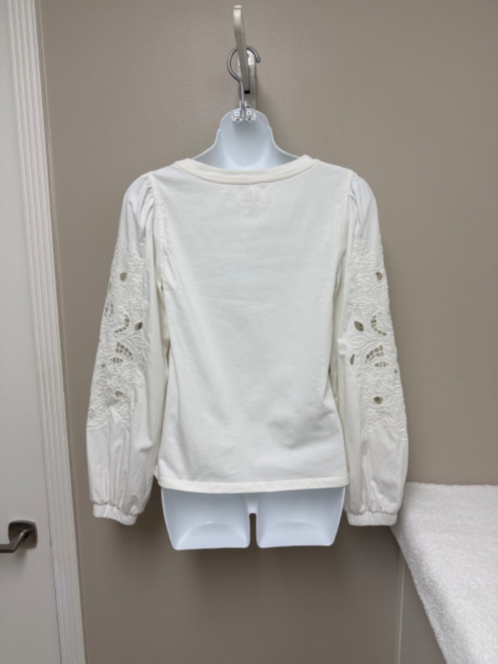 Lilly Pulitzer Isley Knit Top Ivory "Coconut" Long Eyelet Sleeves Top Tee Sz XS - Picture 9 of 15